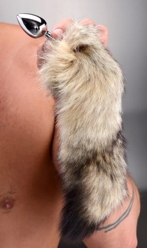 Model Holding Metal Fox Tail Anal Plug